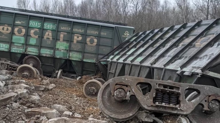 Последствия взрыва на железной дороге в Рязанской области