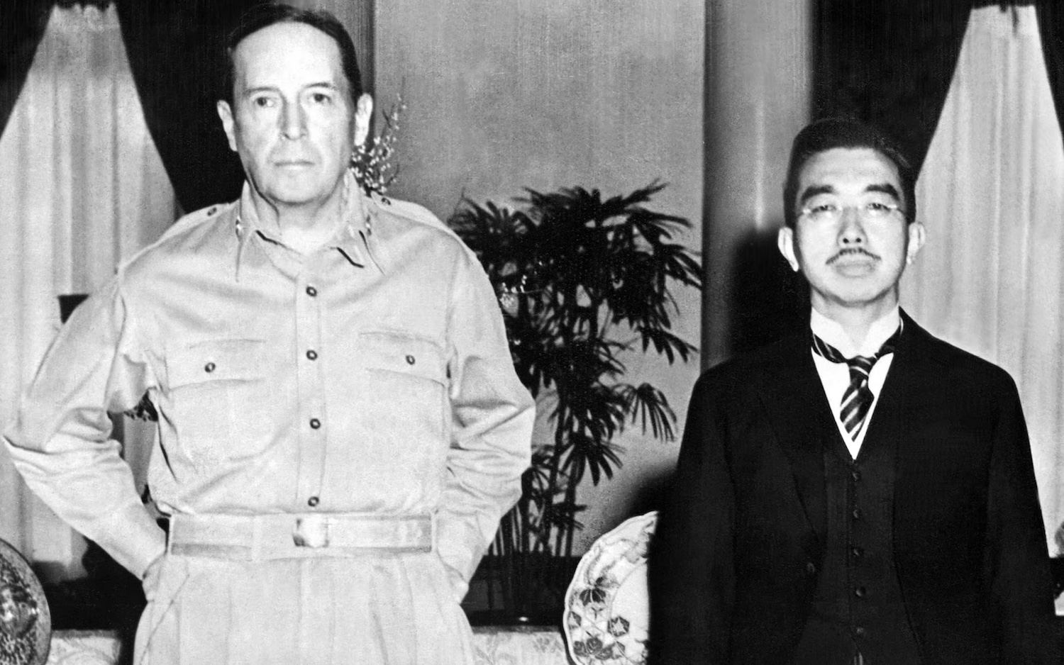 Американский генерал Дуглас Макартур и японский император Хирохито после Второй мировой