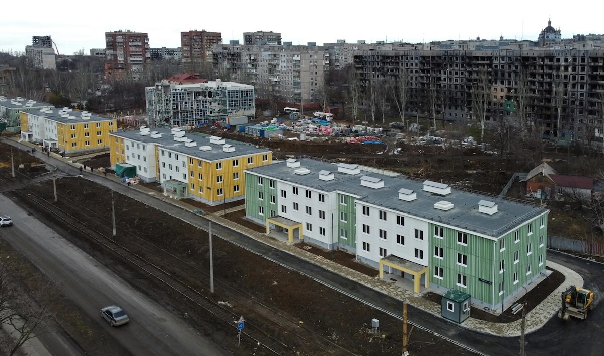 Восстановленные фасады на фоне разрушений в Мариуполе