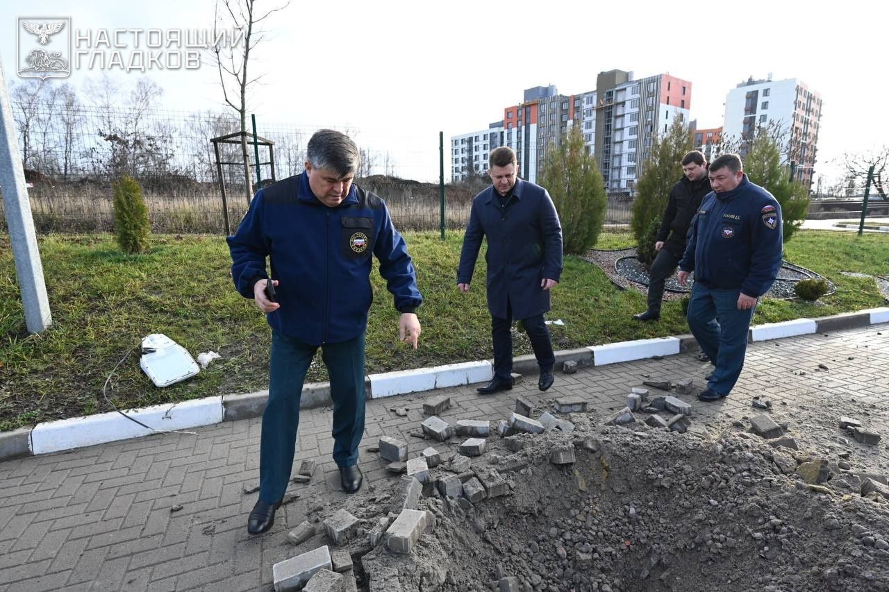 Воронка от «упавшего боеприпаса» рядом с детским садом в Белгороде