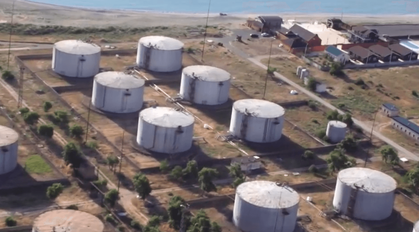 Махачкалинская перевалочная нефтебаза. Фото: скриншот видео ЦОС ФСБ России
