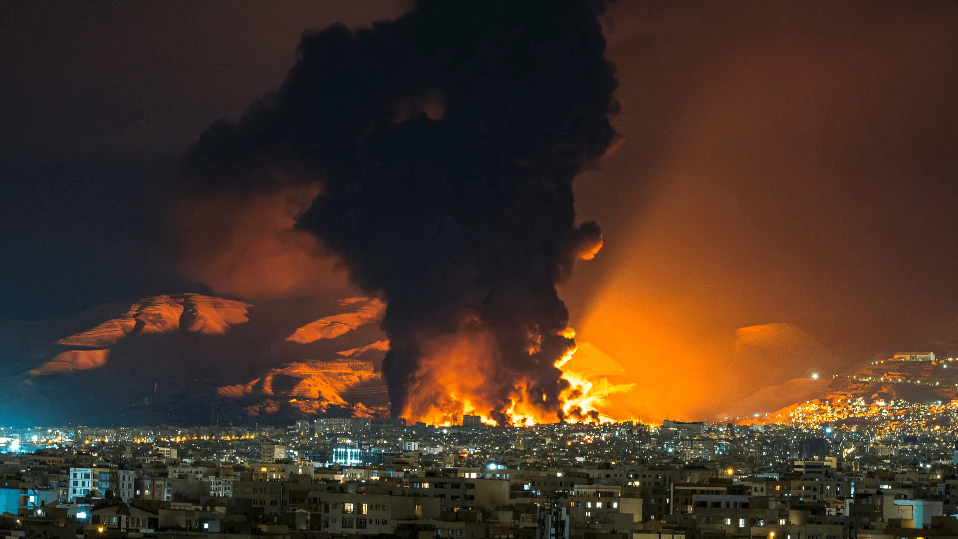 Фото: пожар на нефтехранилище в окрестностях Тегерана, 7 марта 2026 / Middle East Images / AFP
