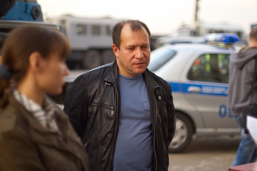 В Нижнем Новгороде в доме, где живет мать правозащитника Игоря Каляпина, расклеили плакаты с обвинениями в защите террористов 