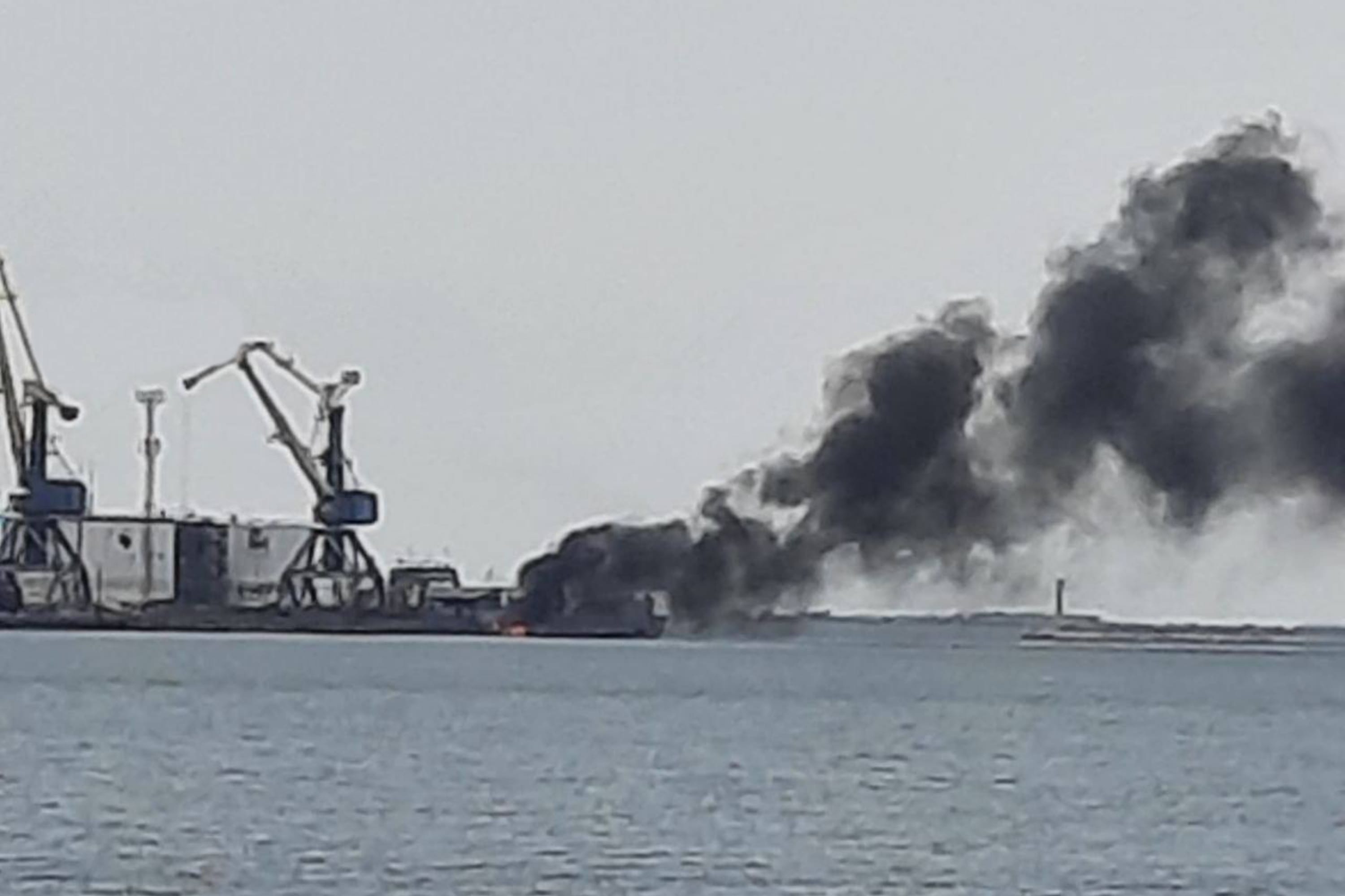 В порту оккупированного Бердянска произошел пожар, украинские СМИ сообщают о взрывах