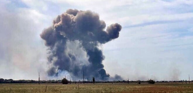 Из-за взрывов в Джанкойском районе Крыма повреждена железная дорога. Пассажиров с поездов будут пересаживать на автобусы — Аксенов