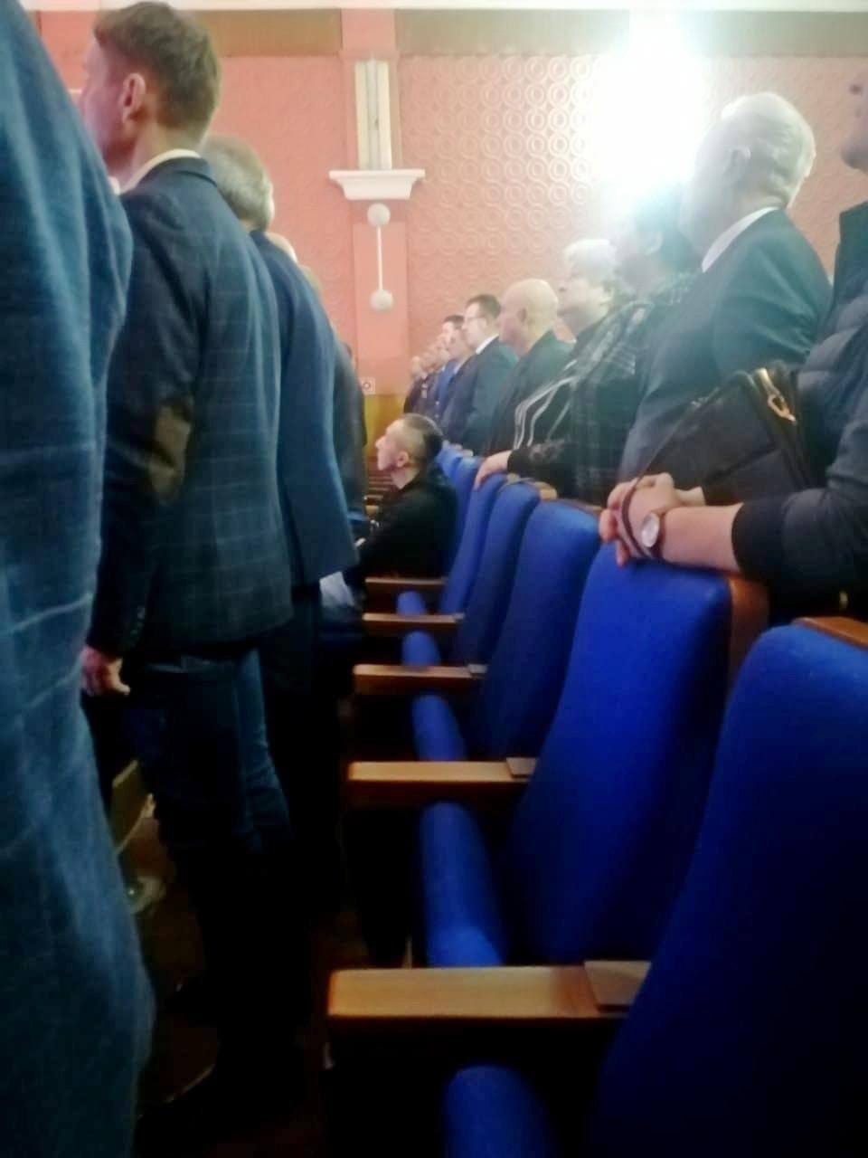 Полиция проверяет депутата, который не встал во время исполнения гимна