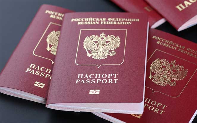 «Система»: у чиновников и работников госкомпаний забирают загранпаспорта. Их сдают «на хранение» ФСБ