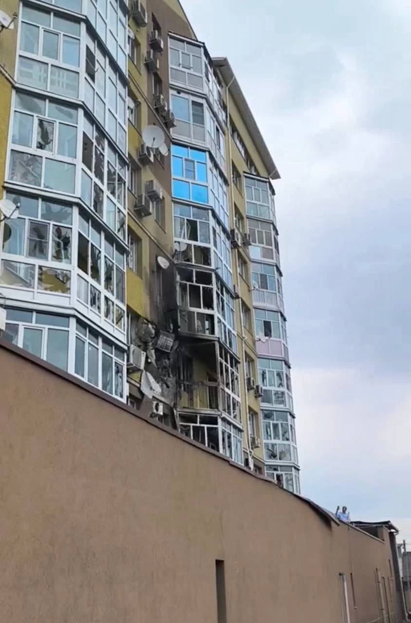 Беспилотник со взрывчаткой врезался в жилой дом в Воронеже 