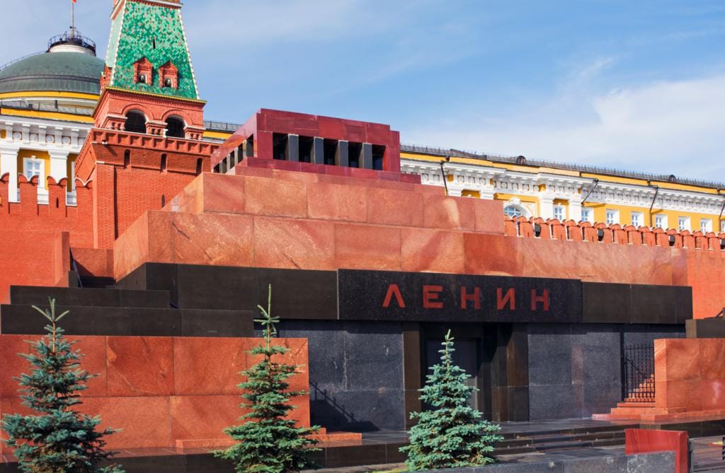 Мужчина попытался поджечь Мавзолей Ленина с помощью «коктейля Молотова» — 112