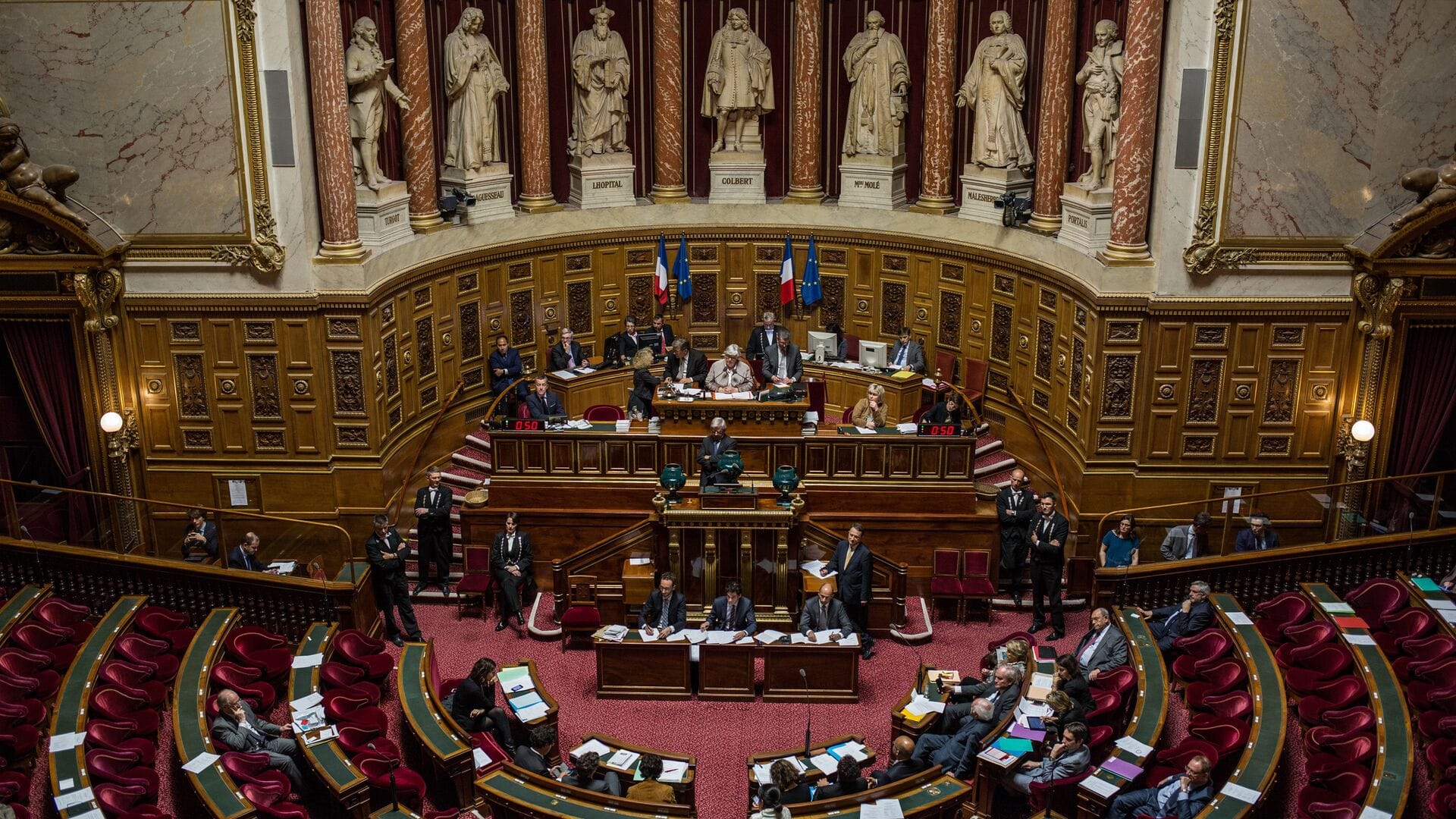 Французский парламент вынес вотум недоверия правительству премьер-министра Мишеля Барнье