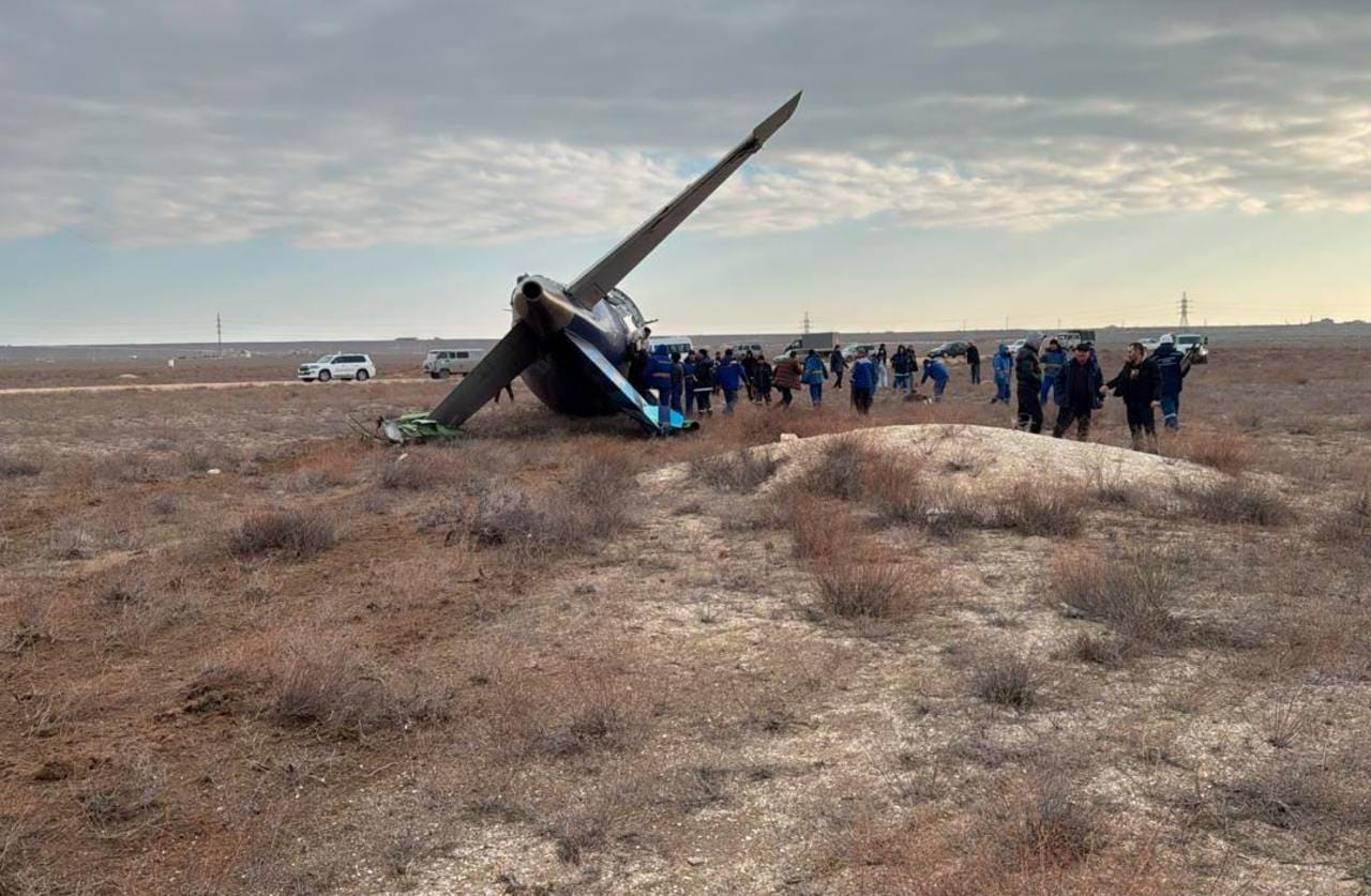 В Казахстане упал пассажирский самолет авиакомпании Azerbaijan Airlines, летевший из Баку в Грозный