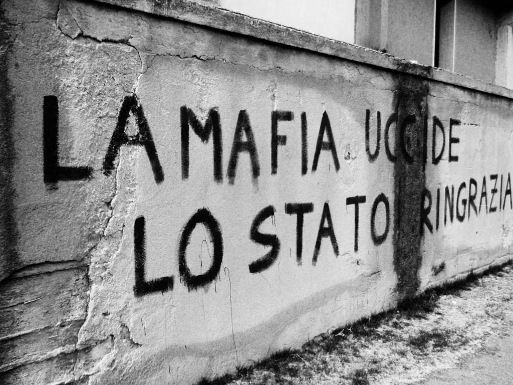 Linkiesta: Россия поставляет оружие итальянской мафии, в том числе новые «калашниковы» без номеров. Оружие перевозит «теневой флот»