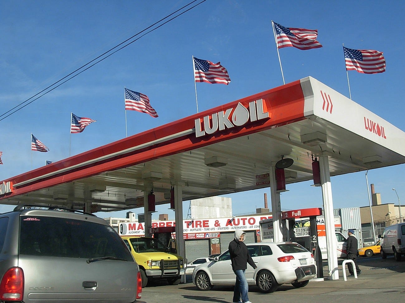 Ramoco Fuels предложила взять в лизинг 194 АЗС «Лукойла» в США за $150 млн. При этом российская компания не получит денег до снятия санкций