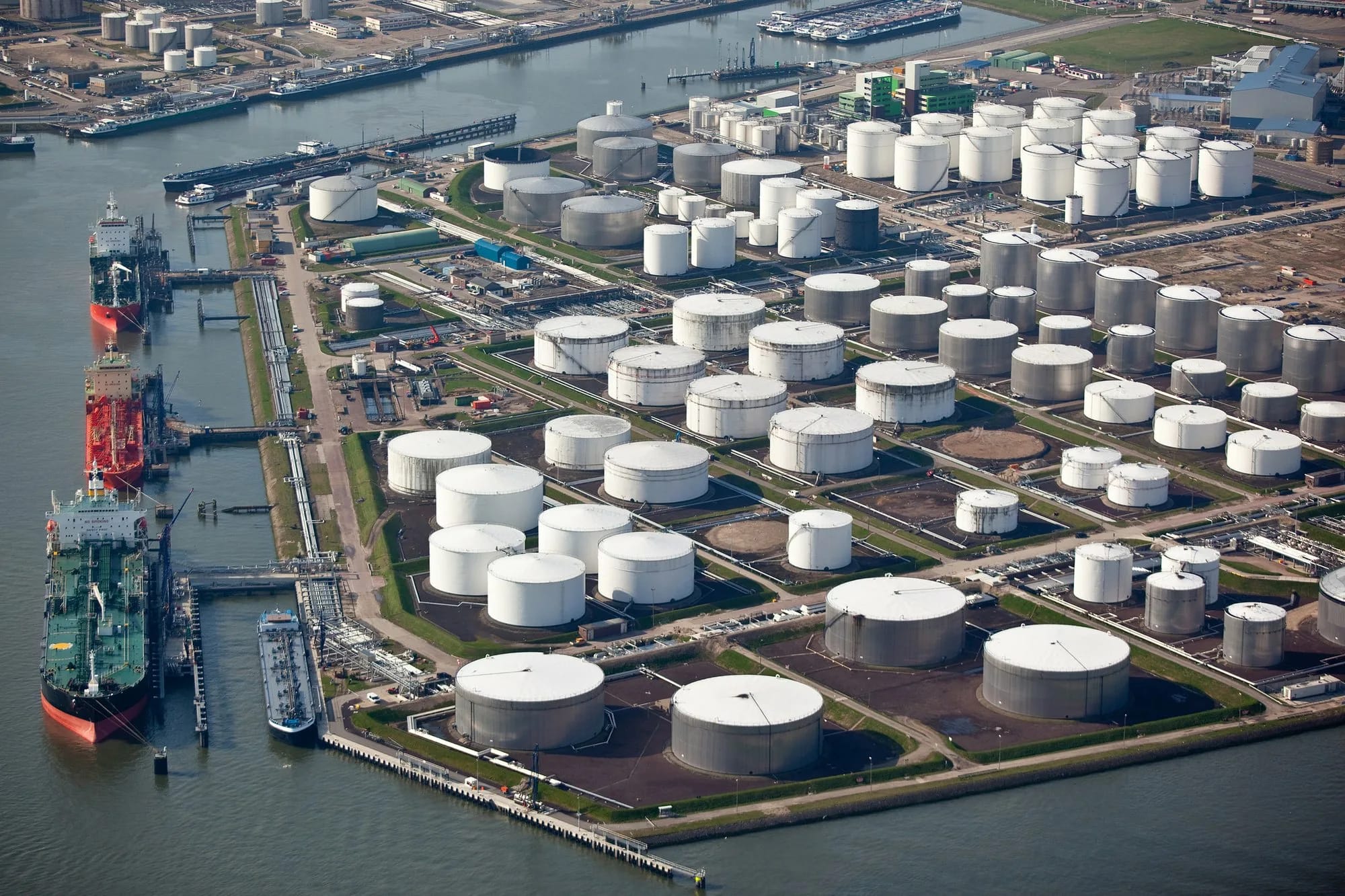 G7 и ЕС обсуждают полный запрет на морские услуги для российского нефтяного экспорта — Reuters