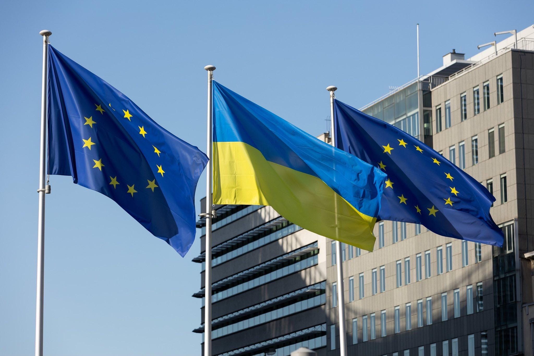 РИА «Новости» приписало The Economist мысль, будто Украину не примут в ЕС из-за коррупции. На самом деле там написано, что принять ее нужно