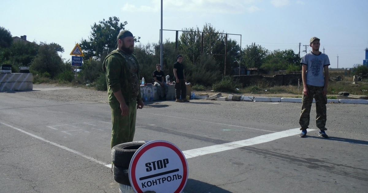 Участники гражданской блокады Крыма на одном из блокпостов у административной границы с полуостровом